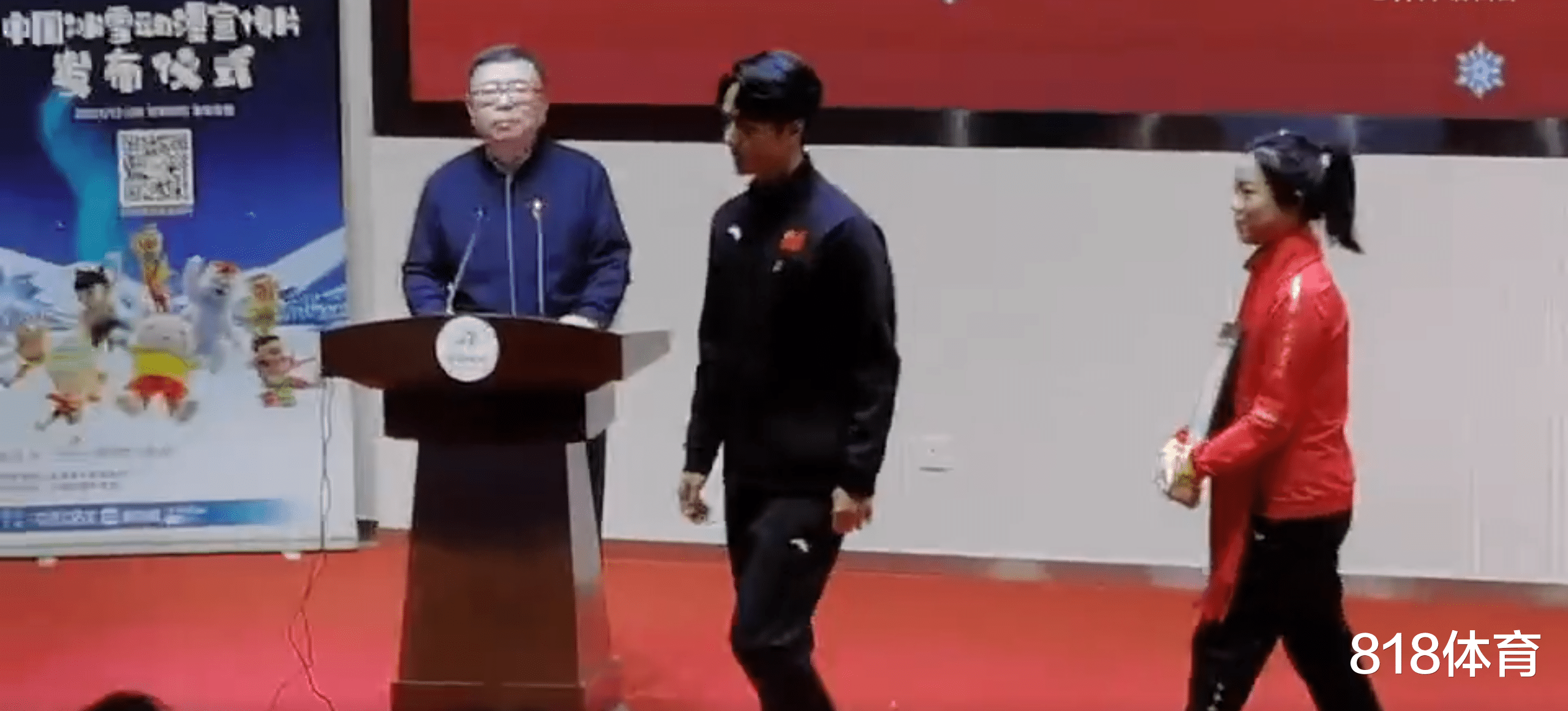 王一博|梦幻联动! 王一博给杨倩颁奖, 杨倩被男神帅到了, 心花怒放差点笑场