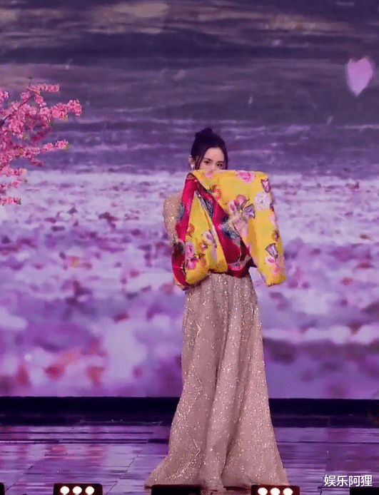 杨幂|唐嫣台上走秀，别人都礼貌观看，谁注意旁边杨幂眼神，装都懒得装