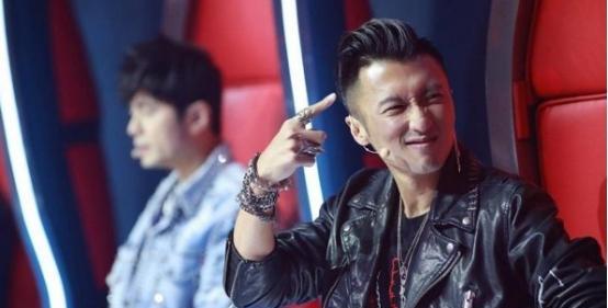 谢霆锋|谢霆锋高调晒全家福，身边两个重要女人同框出现，疑暗示新家庭