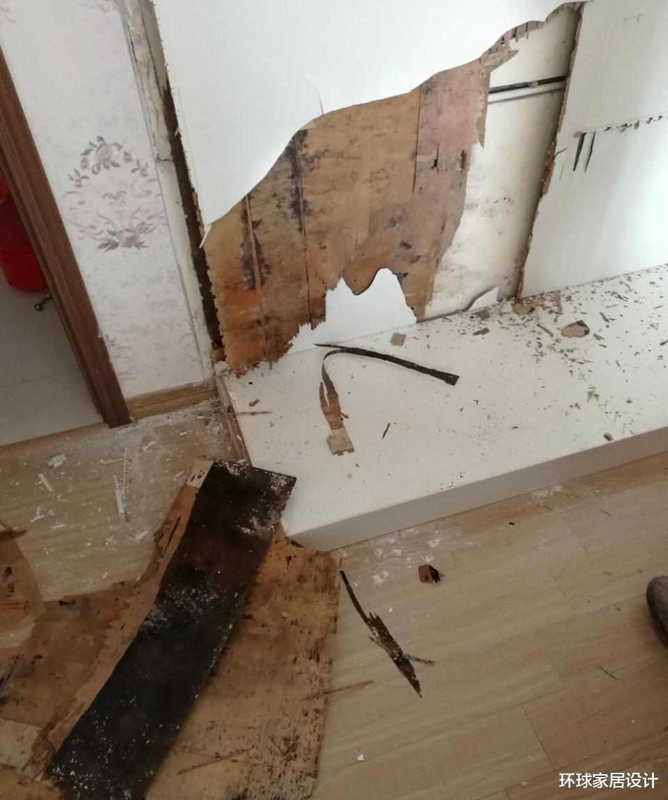 当定制衣柜遇到踢脚线:装修工人让贴,衣柜工人让拆,孰对孰错?