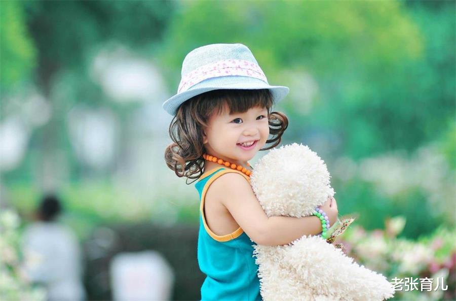 老张育儿|孩子明明会走路,为何出门总让抱?背后原因让人心疼