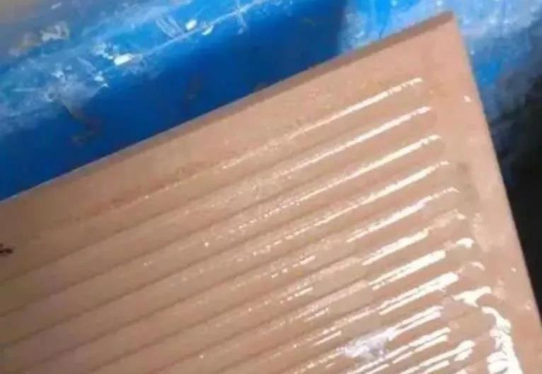 瓷砖背部有蜡,千万不能直接粘贴,用好3种处理方法才能粘贴牢固