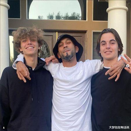 布兰妮·斯皮尔斯|小甜甜布兰妮甜吻未婚夫，庆40岁生日，重获自由三度想婚又想生