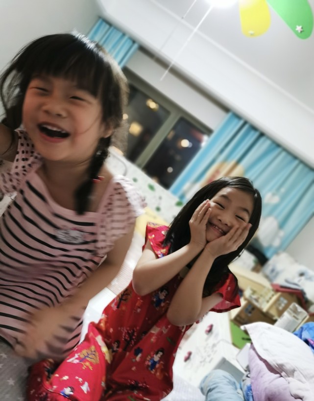 岳云鹏|岳云鹏全家出游，一家老小都长“一张脸”，包豪华游艇看海太阔气