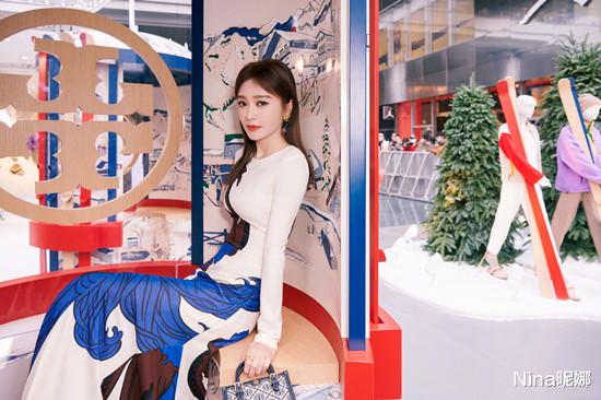 秦岚|秦岚乱穿也不会翻车！穿皮衣短裙配紧身裤走机场，这身材真是爱了