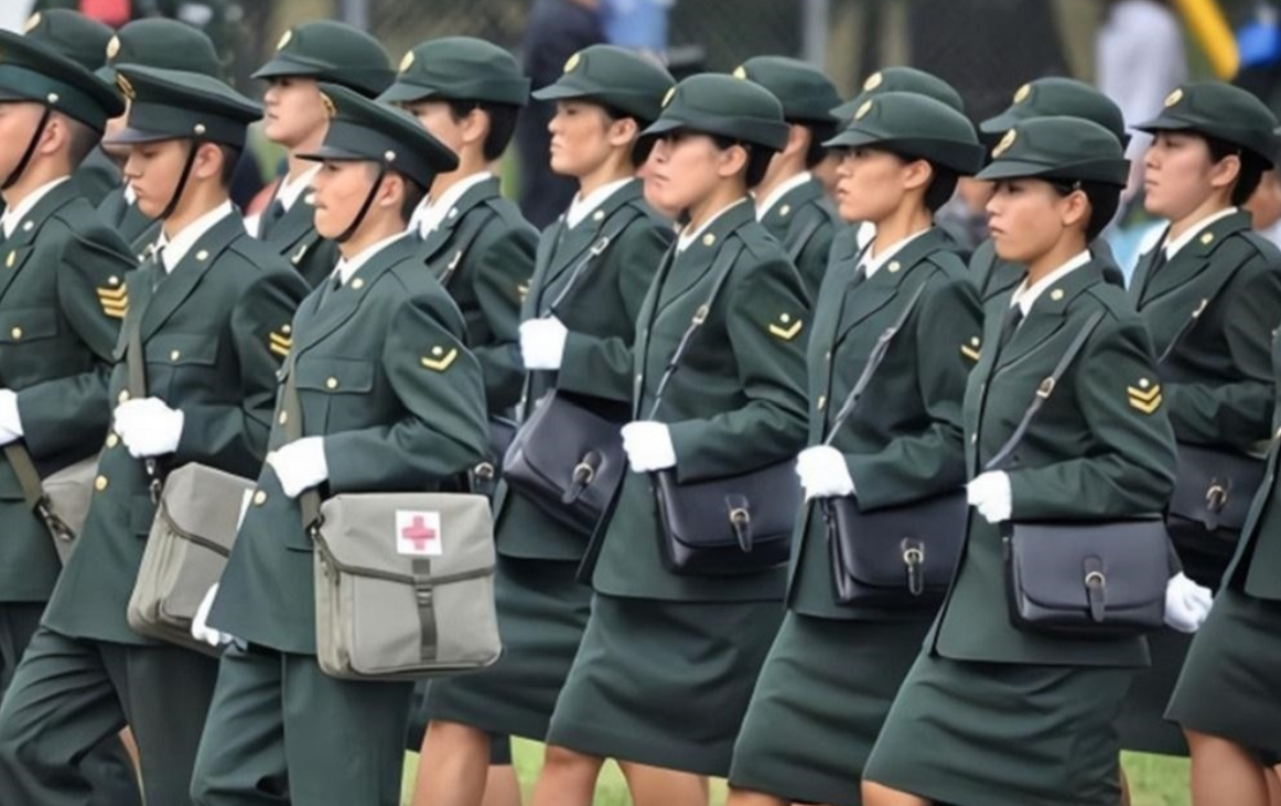 日本閱兵儀式上，自衛隊女兵為何帶著小挎包？裡面裝著什麼？-圖3