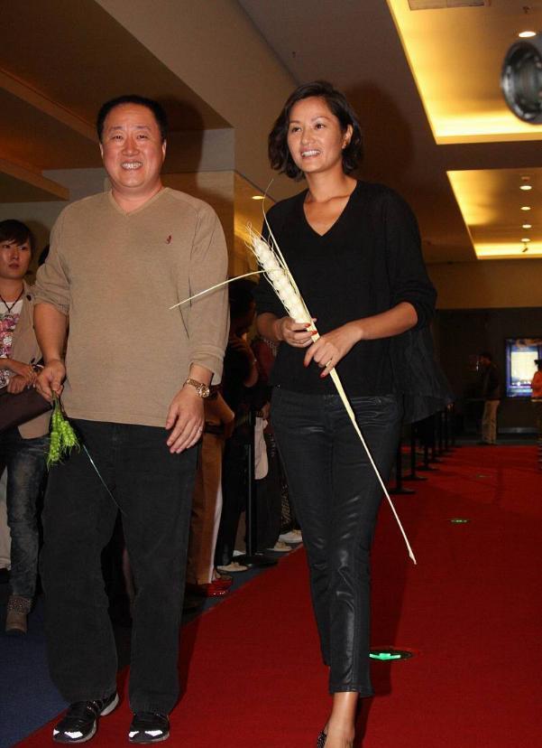 穿衣搭配|短发翟颖穿黑西装配“下衣失踪”，性感又迷人，不愧是顶级超模