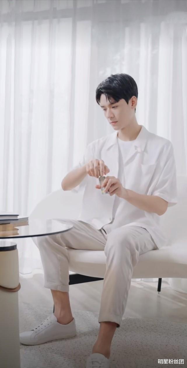 龚俊|龚俊回村吃流水席被拍，毫无明星架子很接地气，气质与众不同