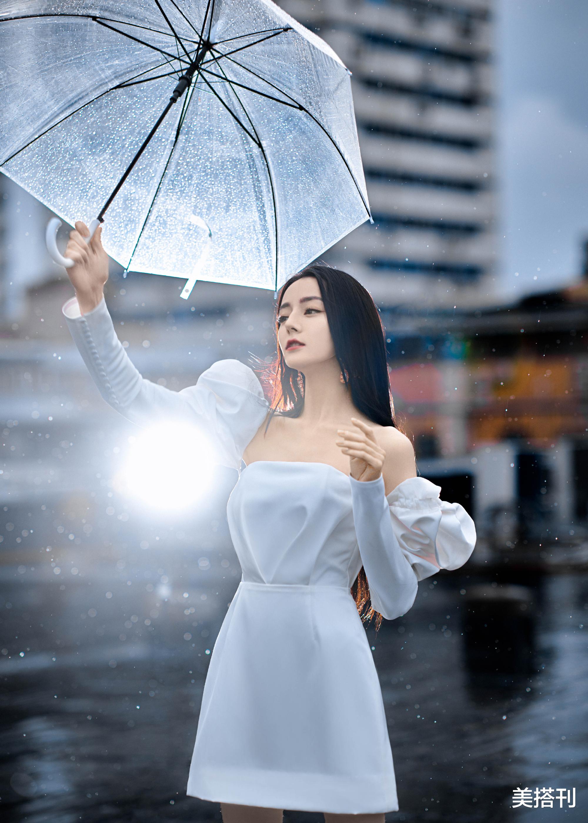 迪丽热巴|迪丽热巴瘦到脱相了！穿小白裙雨中撑伞，网友：衣服快挂不住了