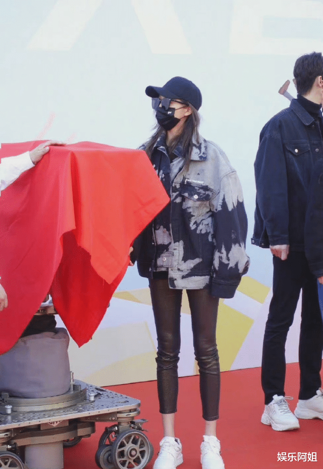 关晓彤|关晓彤新戏生图太惊艳！造型霸气好御姐，严寒天气露美腿实力敬业