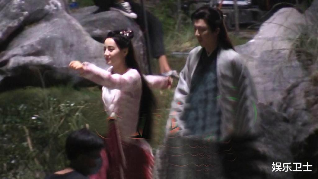 迪丽热巴|《安乐传》拍摄片场，迪丽热巴捏龚俊脸蛋好宠溺，搂肩刘宇宁氛围感满满