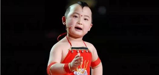 邓鸣贺|生前被父母当摇钱树，仅8岁去世，如今妹妹又悲剧重演