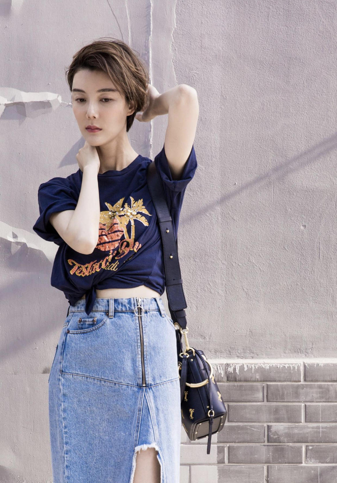 车晓|车晓气质真是“80后顶流”，深灰色抹胸礼服华丽高级，端庄成熟