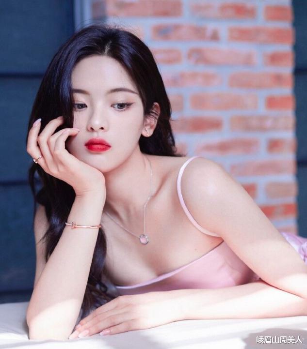 峨眉山周美人|杨超越身材这么有料?穿粉色吊带裙甜美可爱,身材凹凸挺撩人