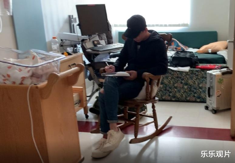 张恒|郑爽又被锤！两个孩子国外生活照被公开，户口仍旧没得到解决