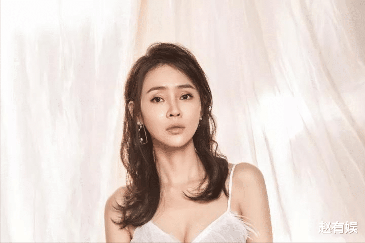 于明加|于明加：出道10年0绯闻，28岁嫁圈外老公，如今39岁活成人生赢家