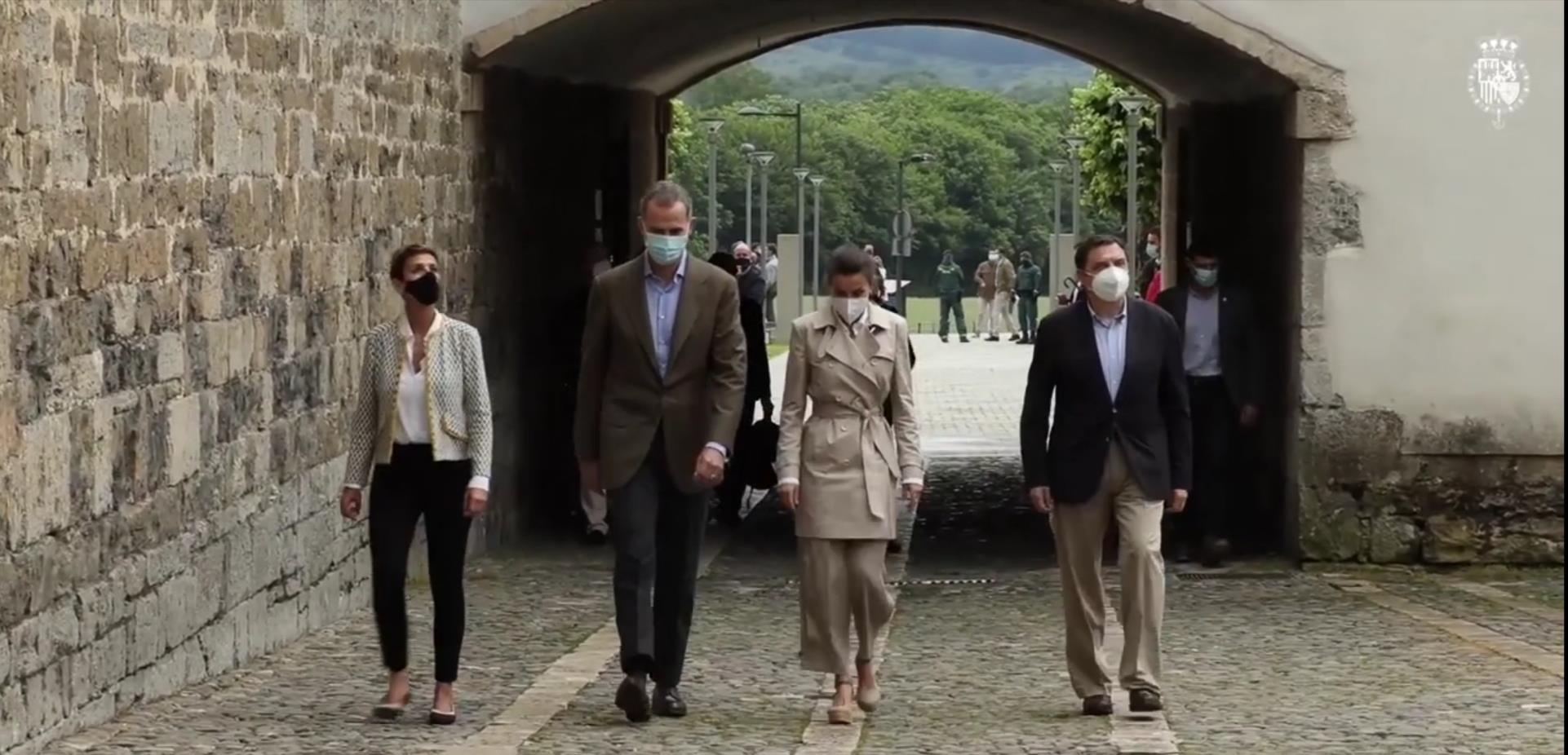 当年的明月|莱蒂齐亚穿运动鞋参加活动,气势瞬间低了很多,还是跟鞋适合她