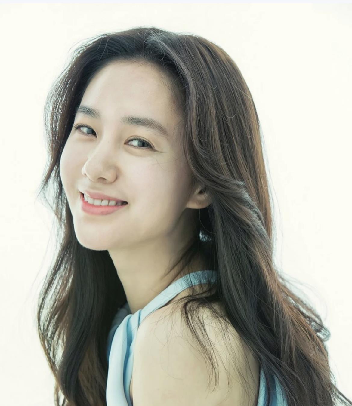 富二代|娱圈故事：40岁带俩娃离婚，49岁被26岁富二代追，朴美珠的颜操作