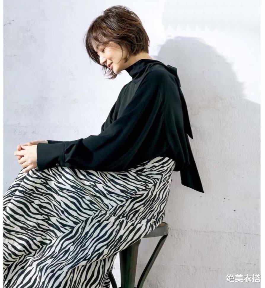 绝美衣搭 凭着“高雅穿搭”，50+的她美成一幅画！3个精髓，带你轻松取经