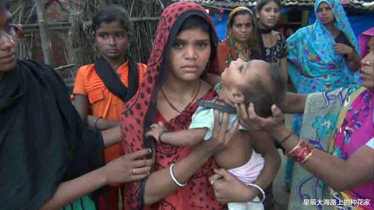 印度 把两条毒蛇尾巴打结：暴怒毒蛇转身咬住脚指头！印度男子不幸殒命