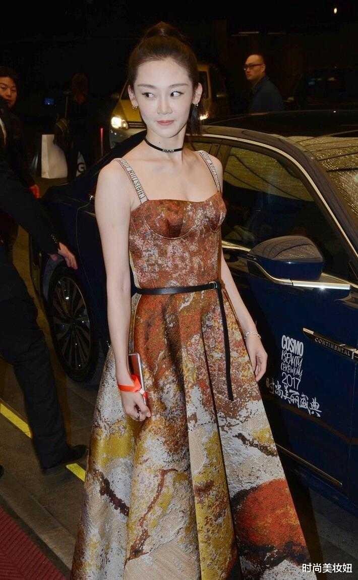 时尚美妆妞|郑恺老婆苗苗“天然颜值”真耐看，穿吊带连衣裙高级大气，太美了