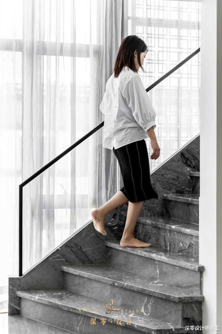 118㎡极简夫妻婚房，餐厨打通，沿墙做L型桌面，瞬间多出一间优雅的书房