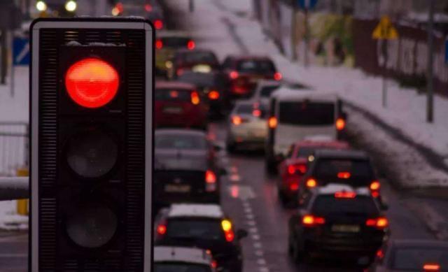 江阳同学 “闯黄灯”失败！直接开过去还是停？交警给出明确解释