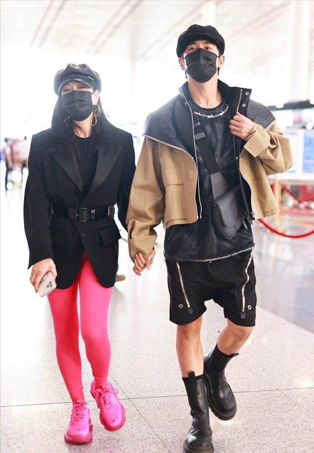 Lady变美日记 钟丽缇的审美是怎么了？与老公出门穿芭比粉紧身裤，赚足了回头率