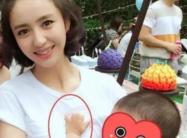 佟丽娅|有种基因突变叫佟丽娅儿子，出生时长相一般，刚过5岁却帅成男神