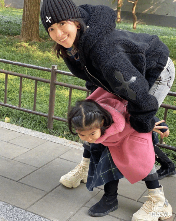 章子怡|章子怡为16岁继女庆贺生日，母女亲疏远近从照片就可以看出来了