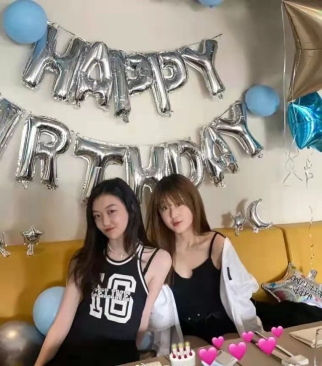 李嫣|15岁李嫣出落得越来越美啦!穿白裙参加好友毕业会,大抢朋友风头