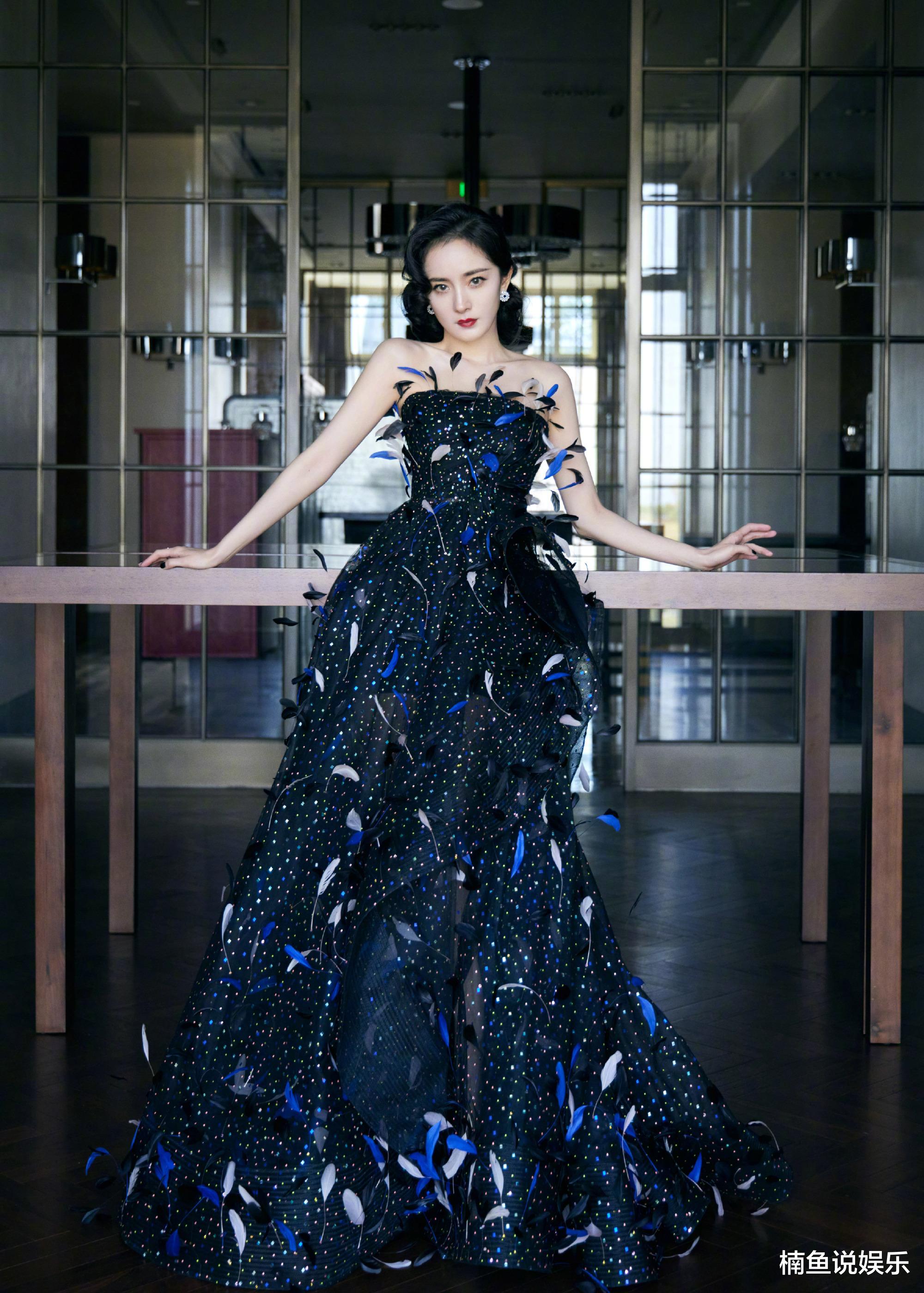 杨幂|杨幂气质好迷人，芭莎慈善夜内场造型宛如黑天鹅，尽显优雅气息