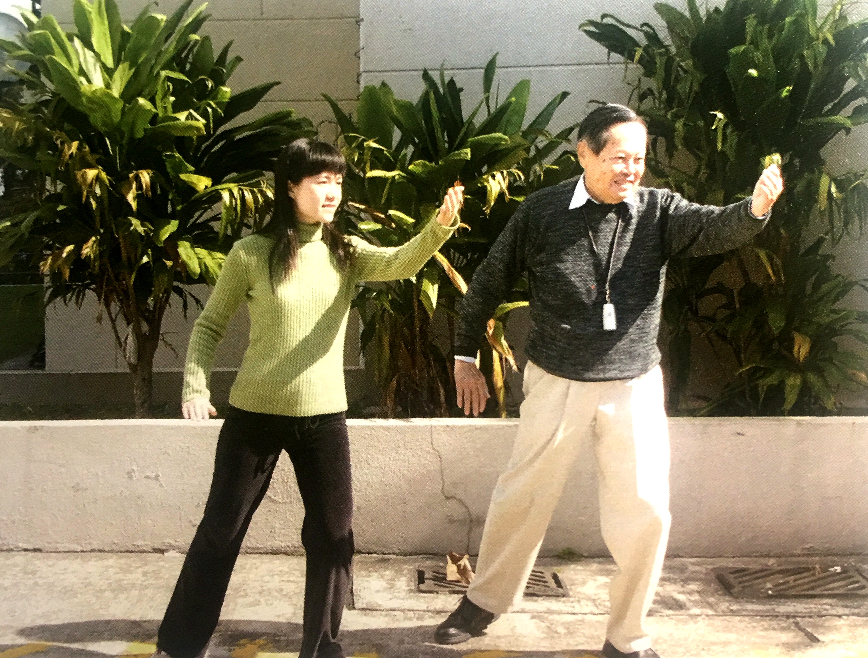 翁帆|杨振宁先生百岁生日现场照公开，与身穿红裙的翁帆十指紧扣切蛋糕