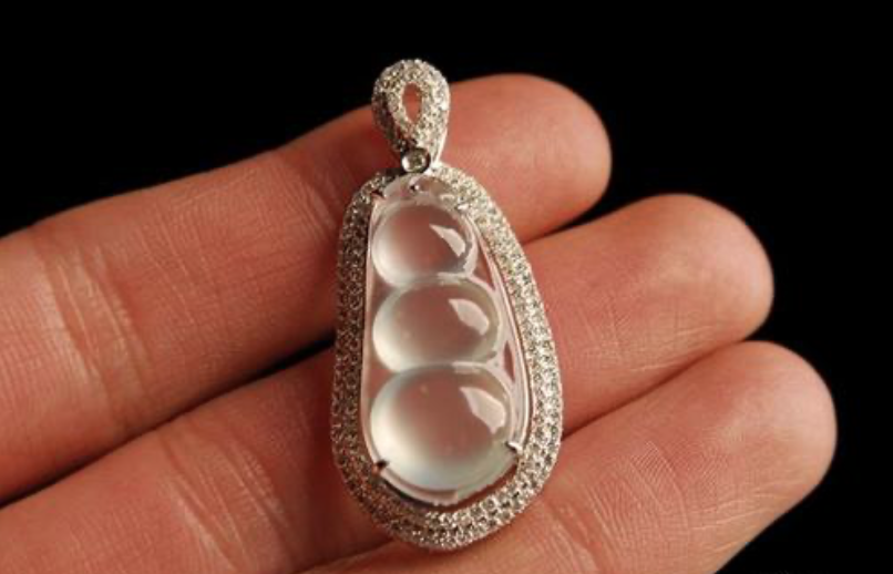 翡翠|人养玉三年，玉养人一生，为什么翡翠会越戴越透亮？