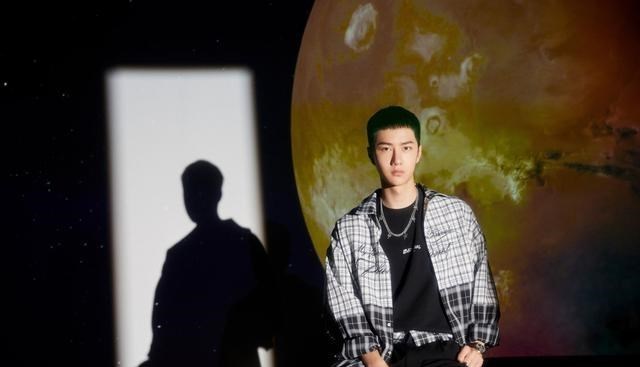 |王一博:我的发色我做主,墨绿色短发的酷盖,有颜有态度!