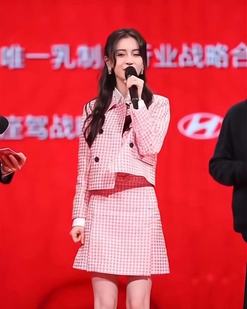 春晚|杨颖罕见戴“婚戒”出席北京春晚！高调炫耀家人，疑似和老公合体