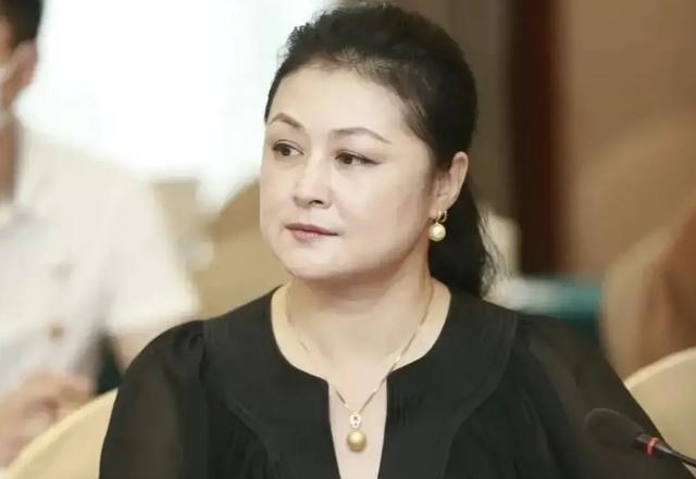 情感维护|身价五个亿的谢大脚50岁了还在拚命挣钱!真不知挣钱为了啥