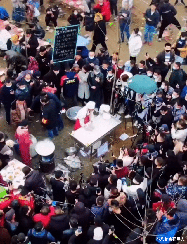 朱之文|又一草根网红爆火，大衣哥急到门口献唱博眼球，儿媳穿露脐装跳舞