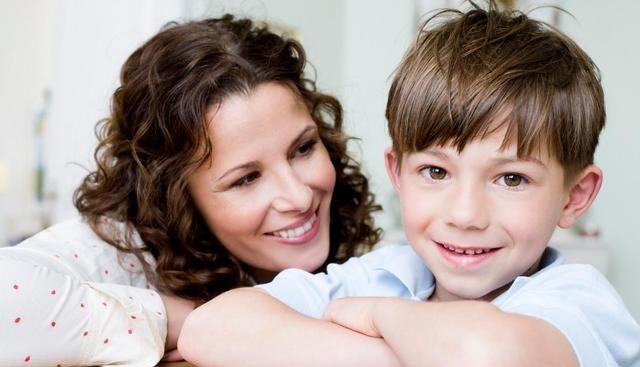 爱红烧肉|两个妈妈情绪失控，当街教育孩子让娃很受伤，网友：童年阴影