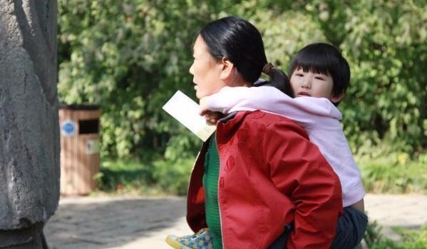 关宏峰服用过 “新型啃老”正在蔓延，一家３口集体啃老，让60岁老人苦不堪言