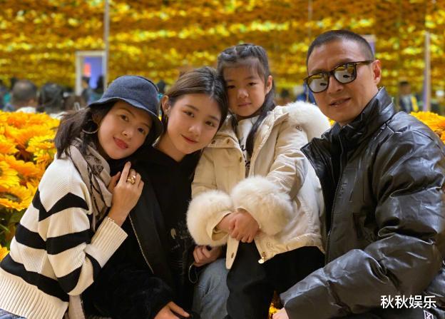 汪峰|汪峰前妻大街上脱鞋跳舞！穿紧身短裙身段完美，一双长腿纤细笔直