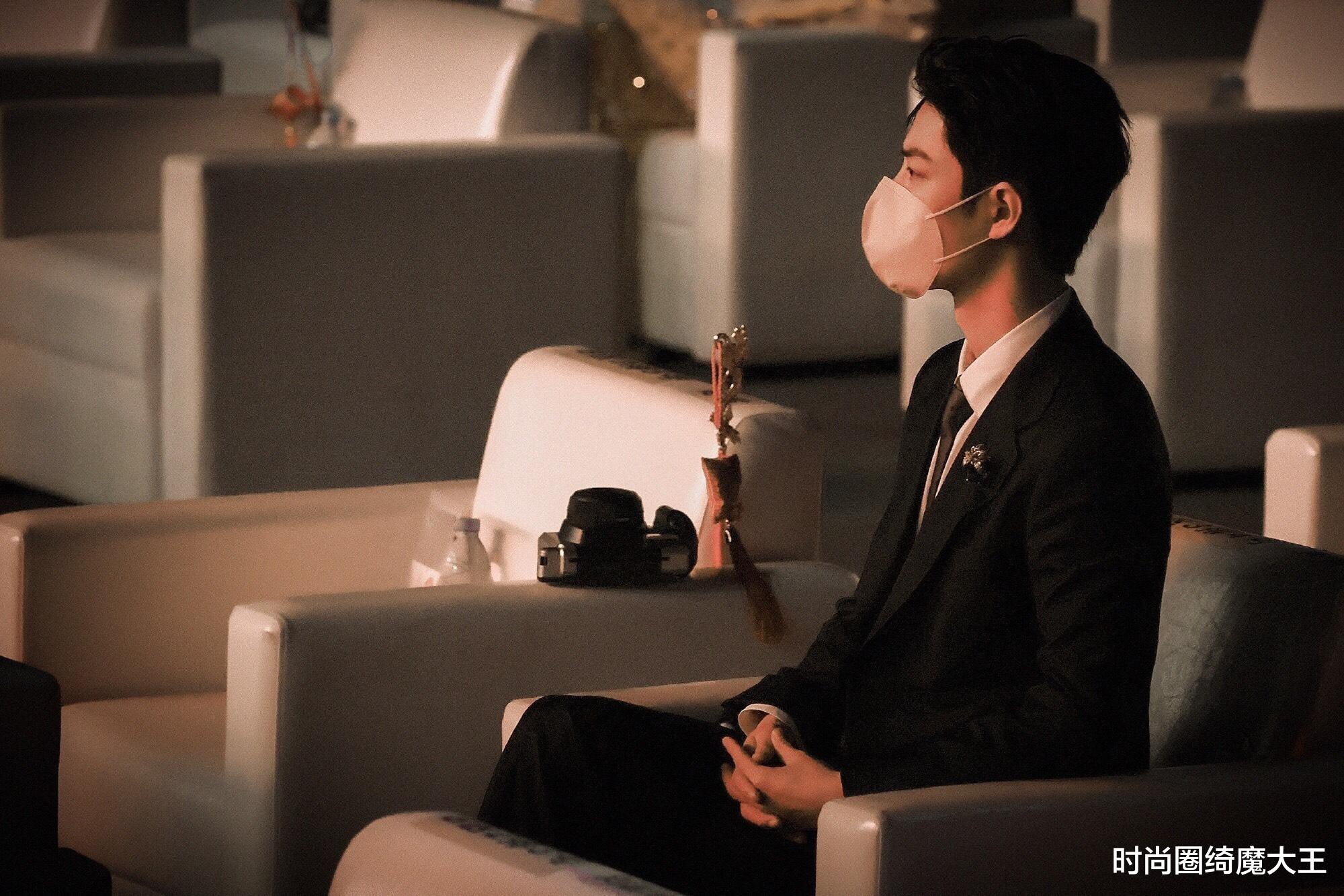 马洪涛|微博之夜男明星坐姿，肖战全程腰板挺直，鹿晗驼背头前倾看着猥琐