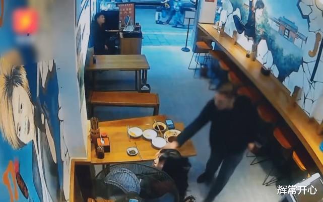 成都男子与妻子面馆吃饭时吵架,被妻子狠扇一巴掌,随后一幕令人意外