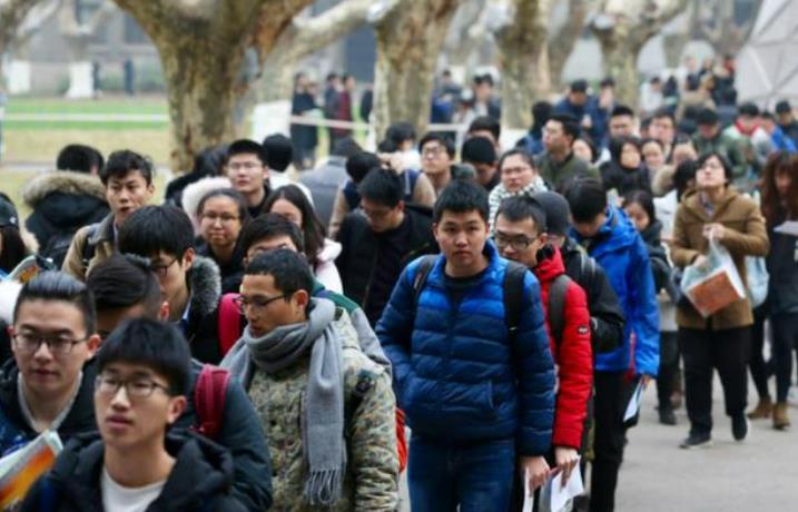 考研|女子生完二胎选择考研，家人拉横幅“示意”，考完还得继续生