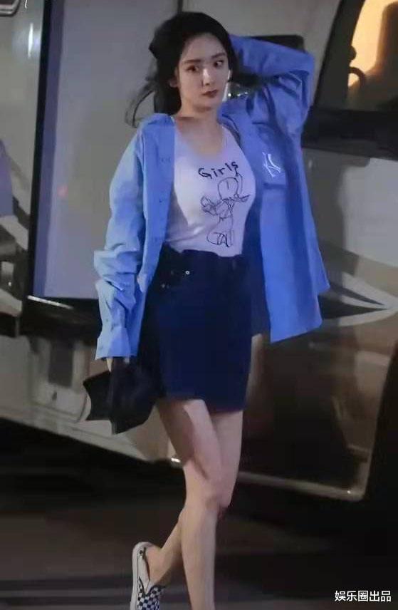 杨幂|杨幂剧组工作照火了，双手摆放位置引起热议，被质疑“故意摆拍”