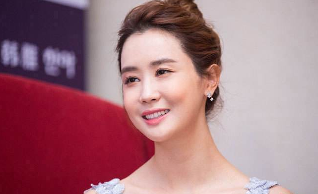 整容|亚洲人气女神，和李易峰跨国恋爱，因整容“换头”，今脸僵成这样