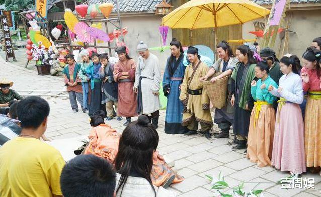 横店|横店群演突破10万人，每天吃盒饭喝矿泉水度日，日薪仅有百元！