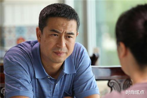 时尚炫点|张嘉译成名后,买了7000万的别墅,200万的豪车,而他的前妻杜珺过得却并不好