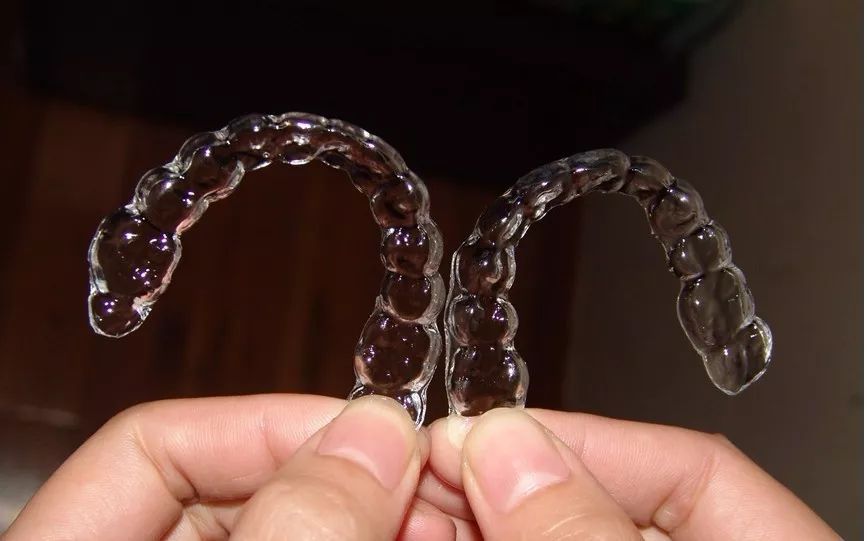 优贝口腔|隐形矫正的价格和传统矫正一样吗?