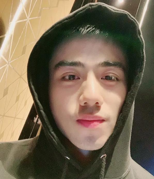 白敬亭|圈内人爆料男流量恋情，同时交往男助理和女友，还为劝架受伤